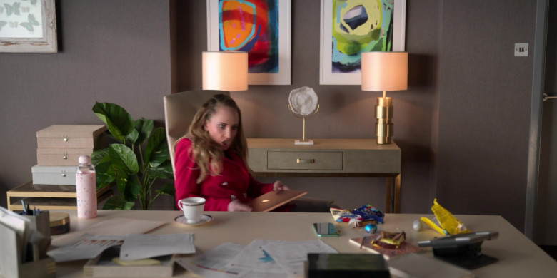 Apple MacBook Laptop of Juno Temple as Keeley Jones in Ted Lasso S02E03 Do the Right-est Thing (1)