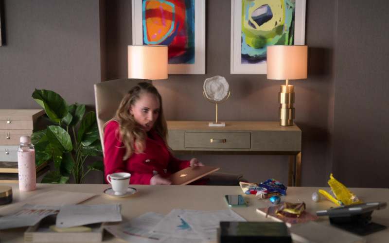 Apple MacBook Laptop of Juno Temple as Keeley Jones in Ted Lasso S02E03 Do the Right-est Thing (1)