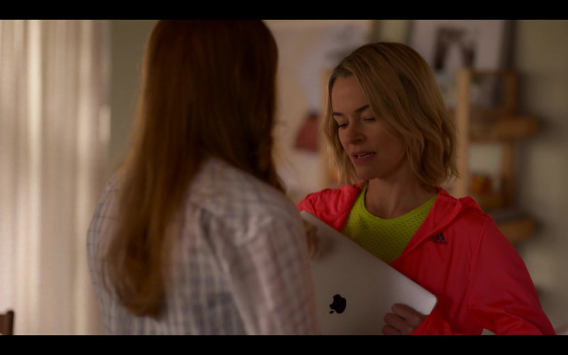 Apple MacBook Laptop of Leisha Hailey as Alice Pieszecki in The L Word Generation Q S02E03 Luck Be a Lady (2021)