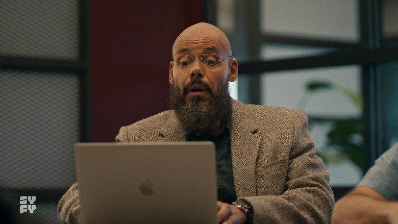 Apple MacBook Laptop of Maurice Dean Wint as technology specialist August Ripley in SurrealEstate S01E06 TV Show (1)