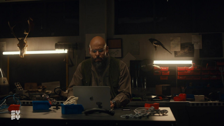 Apple MacBook Laptop of Maurice Dean Wint as technology specialist August Ripley in SurrealEstate S01E06 TV Show (4)