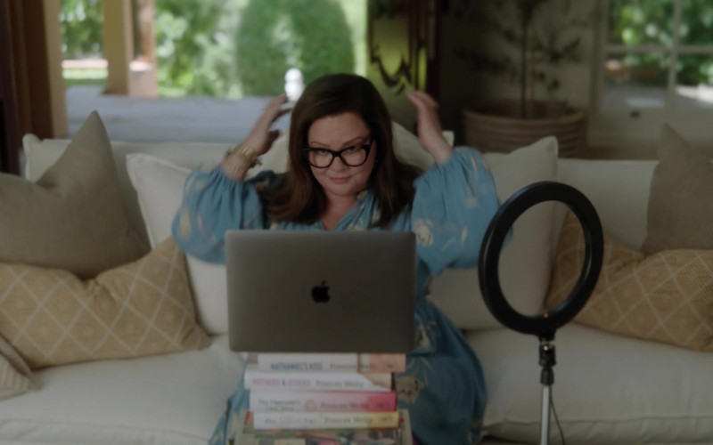 Apple MacBook Laptop of Melissa McCarthy as Frances Welty in Nine Perfect Strangers S01E02 TV Show (1)