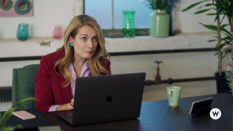 Apple MacBook Laptop of Natalie Lisinska as Jillian Jones in A Perfect Match (1)