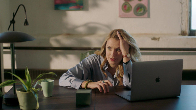 Apple MacBook Laptop of Natalie Lisinska as Jillian Jones in A Perfect Match (2)