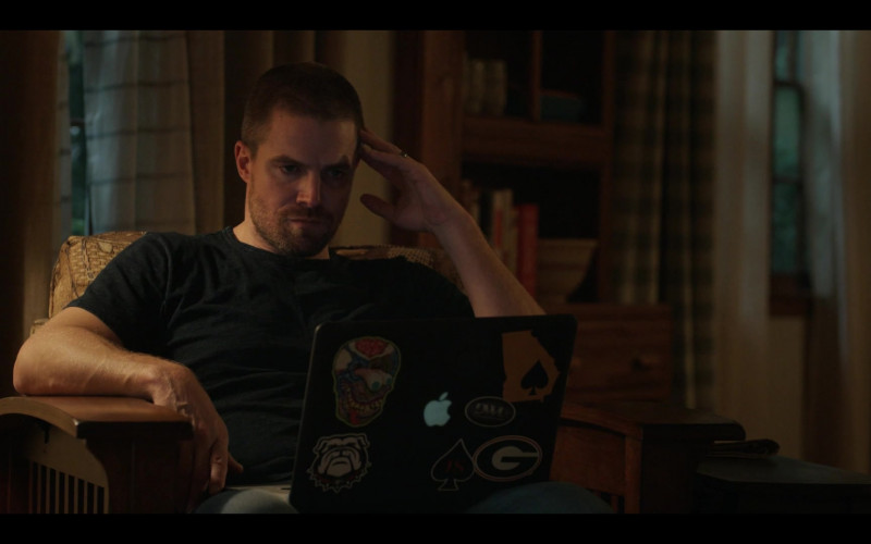 Apple MacBook Laptop of Stephen Amell as Jack Spade in Heels S01E02 Dusty Finish (2021)