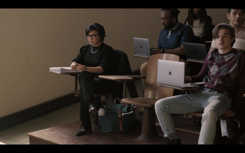 Apple MacBook Laptops Used by Actors in The Chair S01E01 (1)