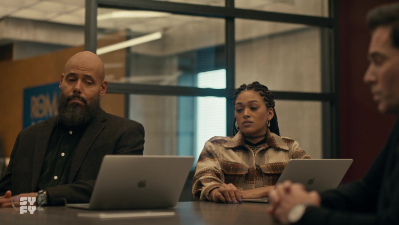 Apple MacBook Laptops Used by Maurice Dean Wint as August Ripley and Savannah Basley as Zooey L’Enfant in SurrealEstate S01E05 Ft. Ghost Child (2021)