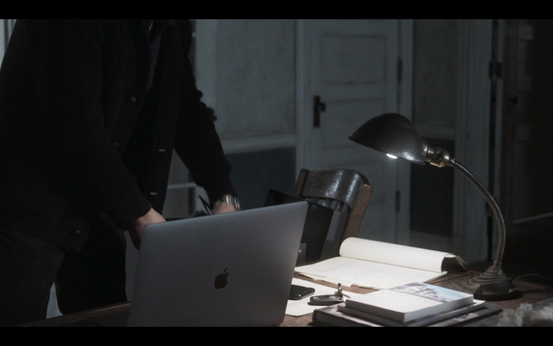 Apple MacBook Pro Laptop in American Horror Story Double Feature S10E01 (1)