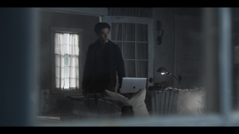 Apple MacBook Pro Laptop in American Horror Story Double Feature S10E01 (2)