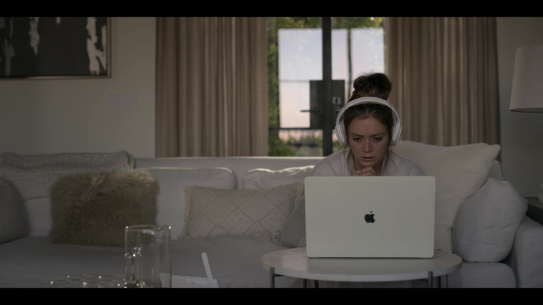 Apple MacBook Pro Laptop of Billie Lourd as Liv Whitley in American Horror Stories S01E05 Ba'al (2021)