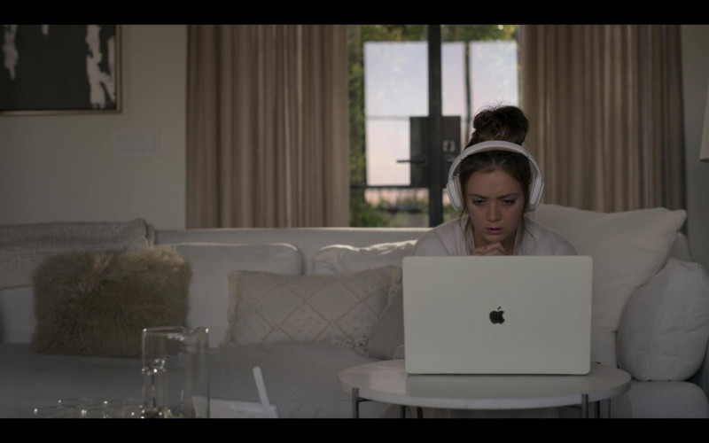 Apple MacBook Pro Laptop of Billie Lourd as Liv Whitley in American Horror Stories S01E05 Ba’al (2021)