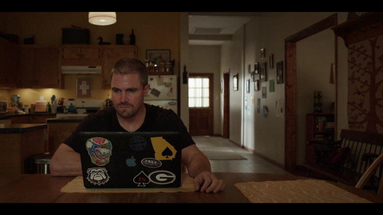 Apple MacBook Pro Laptop of Stephen Amell as Jack Spade in Heels S01E01 Kayfabe (2021)