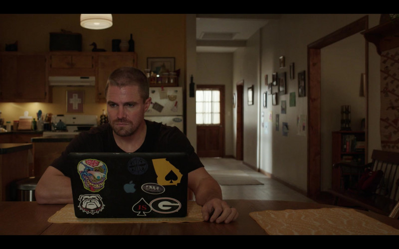 Apple MacBook Pro Laptop of Stephen Amell as Jack Spade in Heels S01E01 Kayfabe (2021)