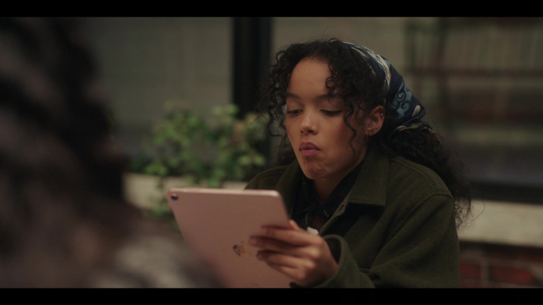 Apple iPad Tablet Held by Whitney Peak as Zoya Lott in Gossip Girl S01E05 Hope Sinks (2021)