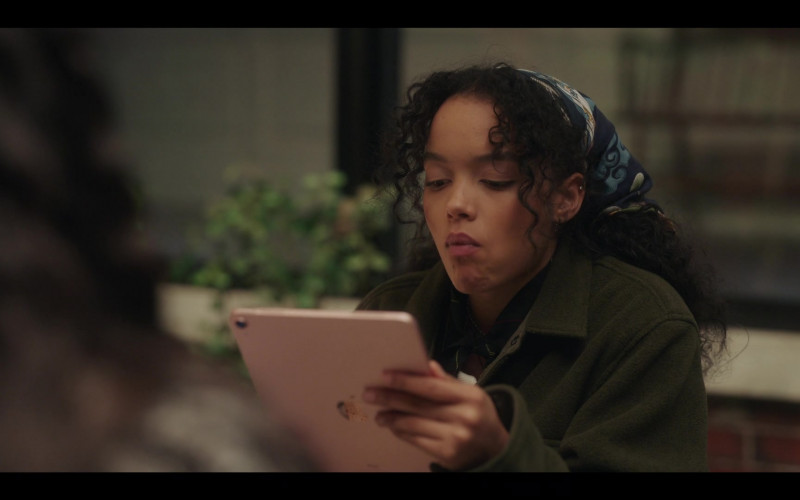 Apple iPad Tablet Held by Whitney Peak as Zoya Lott in Gossip Girl S01E05 Hope Sinks (2021)