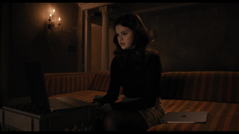 Apple iPad Tablet of Selena Gomez as Mabel Mora in Only Murders in the Building S01E02 TV Show (2)
