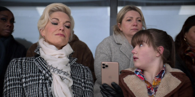 Apple iPhone Smartphone of Hannah Waddingham as Rebecca Welton in Ted Lasso S02E03 Do the Right-est Thing (2021)