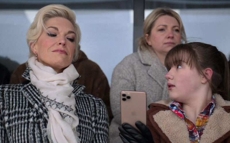 Apple iPhone Smartphone of Hannah Waddingham as Rebecca Welton in Ted Lasso S02E03 Do the Right-est Thing (2021)