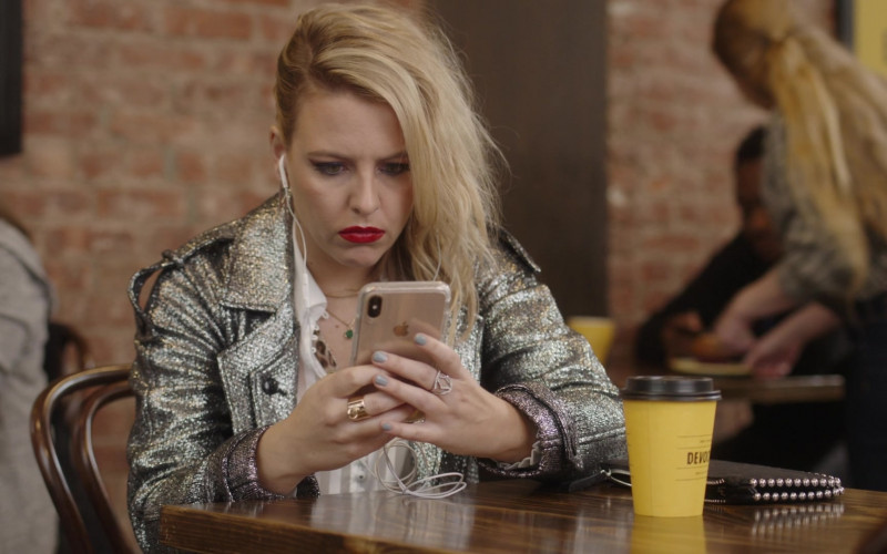 Apple iPhone Smartphone of Heléne Yorke as Brooke Dubek in The Other Two S02E01 Chase Goes to College (2021)