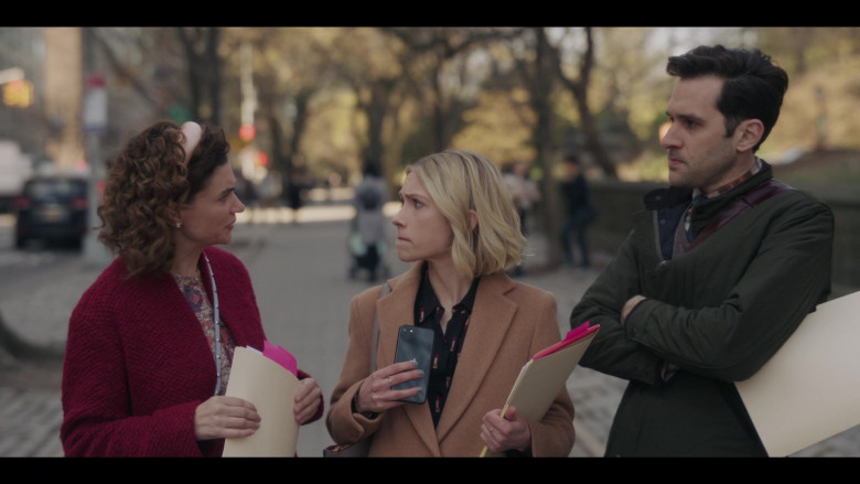 Apple iPhone Smartphone of Tavi Gevinson as Kate Keller in Gossip Girl Season 1 Episode 6 Parentsite (2021)