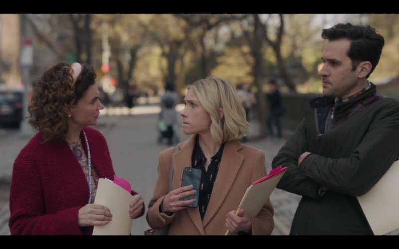 Apple iPhone Smartphone of Tavi Gevinson as Kate Keller in Gossip GirlSeason 1 Episode 6 Parentsite (2021)