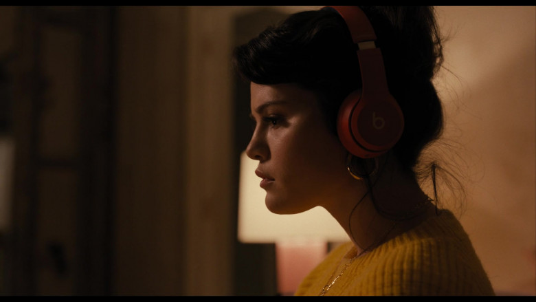 Beats Red Headphones of Selena Gomez as Mabel Mora in Only Murders in the Building S01E01 TV Show (3)