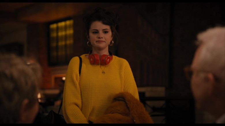 Beats Red Headphones of Selena Gomez as Mabel Mora in Only Murders in the Building S01E01 TV Show (4)