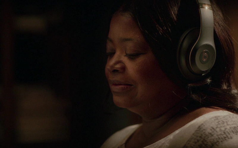 Beats Studio³ Wireless Noise Cancelling Headphones of Octavia Spencer as Poppy Parnell in Truth Be Told S02E02