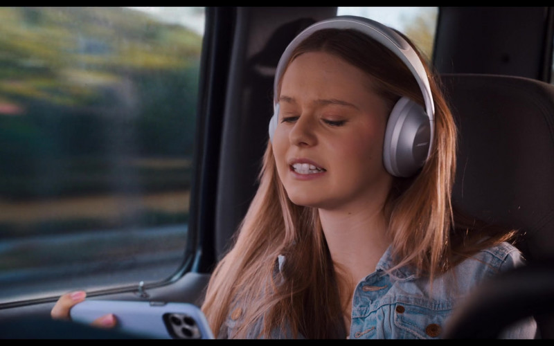 Bose Headphones of Isabella Crovetti as Brin Kweller in He's All That (2021)