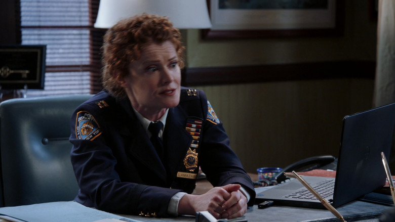 Dell Laptop of Rebecca Wisocky as Captain Lamazar in Brooklyn Nine-Nine S08E01 The Good Ones (2021)