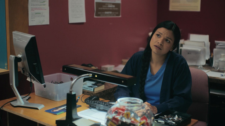 Dell Monitor in Reservation Dogs S01E02 NDN Clinic (2021)