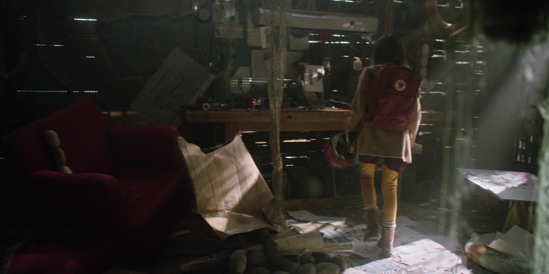 Fjallraven Kanken Red Backpack in Home Before Dark S02E09 The Biggest Life (3)