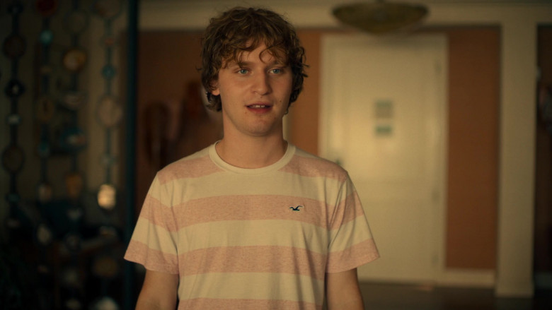 Hollister T-Shirt of Fred Hechinger as Quinn Mossbacher in The White Lotus S01E06 Departures (2021)