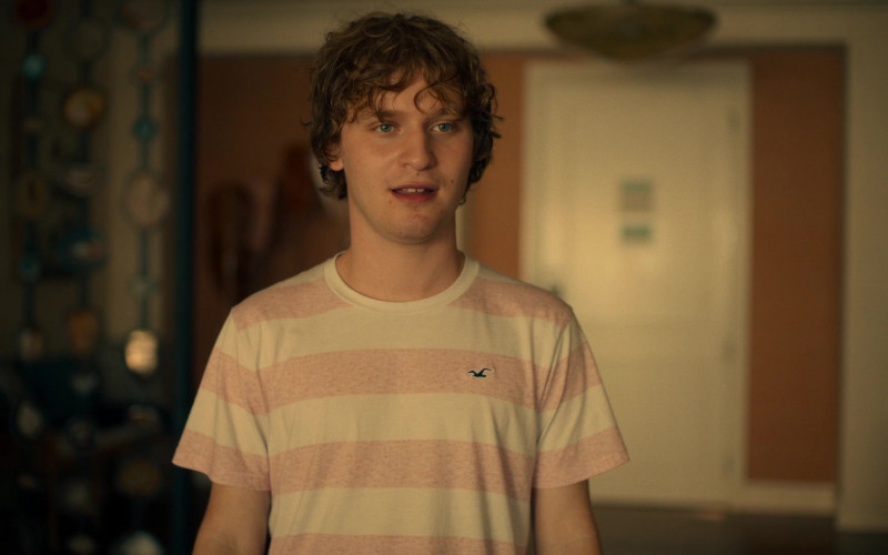 Hollister T-Shirt of Fred Hechinger as Quinn Mossbacher in The White Lotus S01E06 Departures (2021)