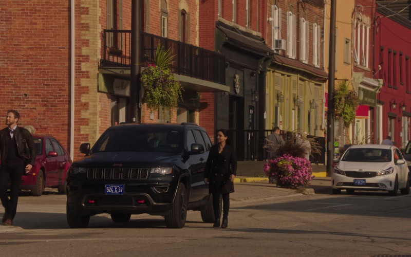 Jeep Grand Cherokee SUV in Departure S02E03 "Walk the Line" (2021)