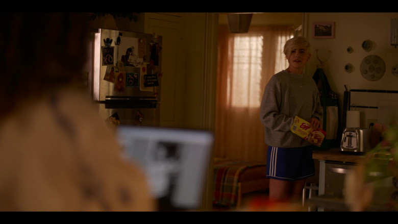 Kellogg’s Eggo Waffles Held by Jacqueline Toboni as Sarah Finley in The L Word Generation Q S02E04 (2)