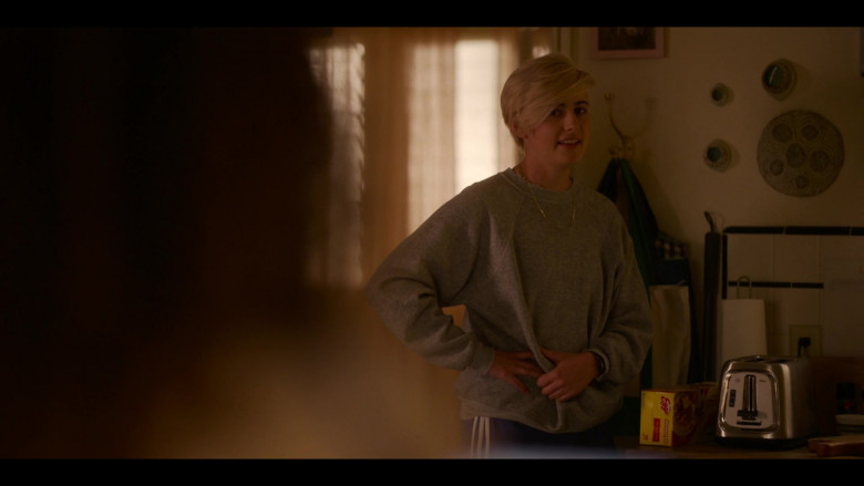 Kellogg’s Eggo Waffles Held by Jacqueline Toboni as Sarah Finley in The L Word Generation Q S02E04 (3)