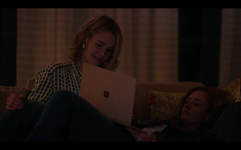 Microsoft Surface Laptop in The L Word Generation Q S02E01 Late to the Party (2021)