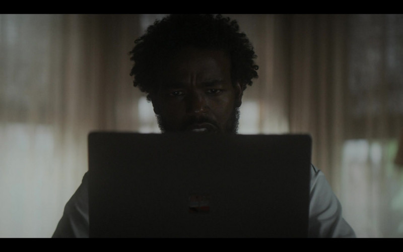 Microsoft Surface Laptops in The Chi S04E10 (2)