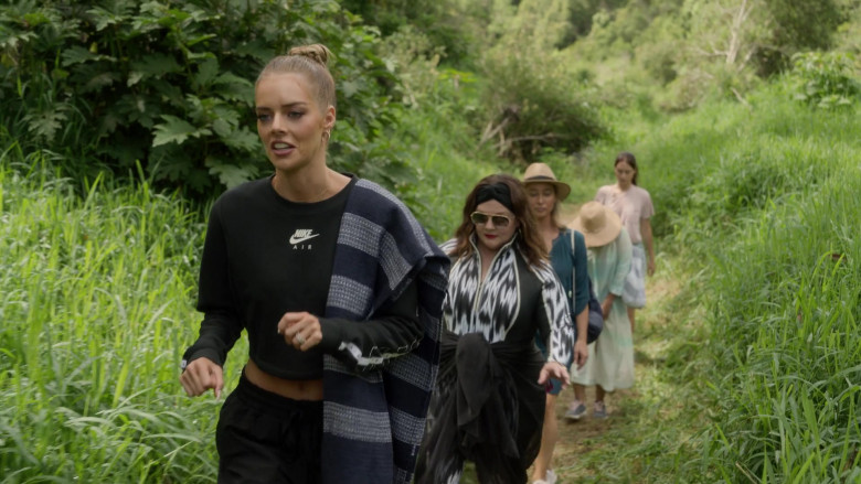 Nike Air Cropped Black Sweatshirt of Samara Weaving as Jessica Chandler in Nine Perfect Strangers S01E03 TV Show (1)
