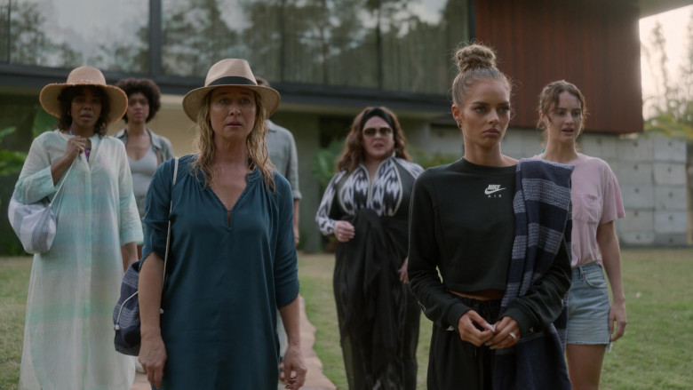 Nike Air Cropped Black Sweatshirt of Samara Weaving as Jessica Chandler in Nine Perfect Strangers S01E03 TV Show (3)