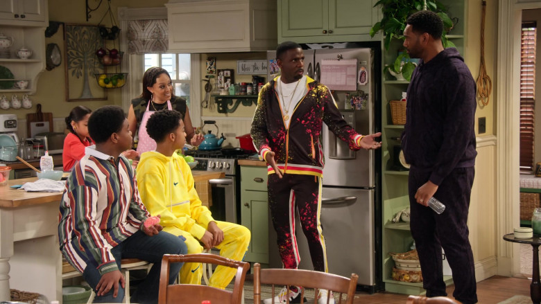 Nike Yellow Hoodie and Sweatpants Tracksuit of Isaiah Russell-Bailey as Shaka McKellan in Family Reunion S04E05 (4)