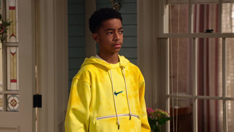 Nike Yellow Hoodie and Sweatpants Tracksuit of Isaiah Russell-Bailey as Shaka McKellan in Family Reunion S04E05 (5)