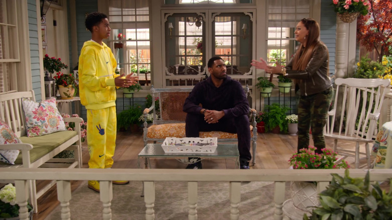 Nike Yellow Hoodie and Sweatpants Tracksuit of Isaiah Russell-Bailey as Shaka McKellan in Family Reunion S04E05 (6)