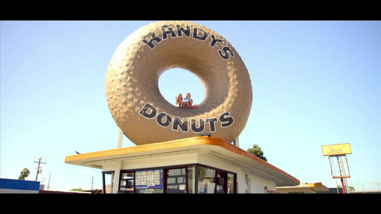 Randy’s Donuts Enjoyed by Joey King as Elle Evans and Joel Courtney as Lee Flynn in The Kissing Booth 3 (2)