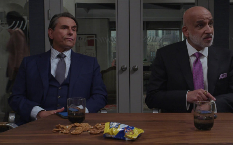 Rold Gold Pretzels in The Good Fight S05E10 (2)