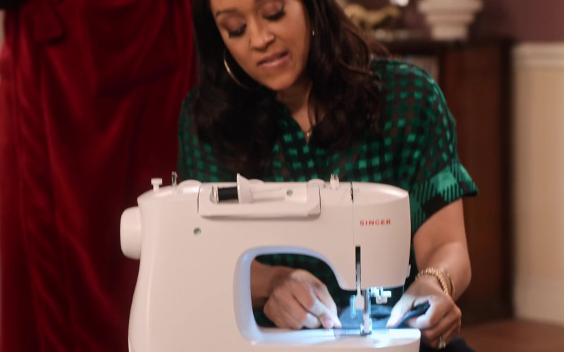 Singer Sewing Machine Used by Tia Mowry as Cocoa McKellan in Family Reunion S04E06 (1)