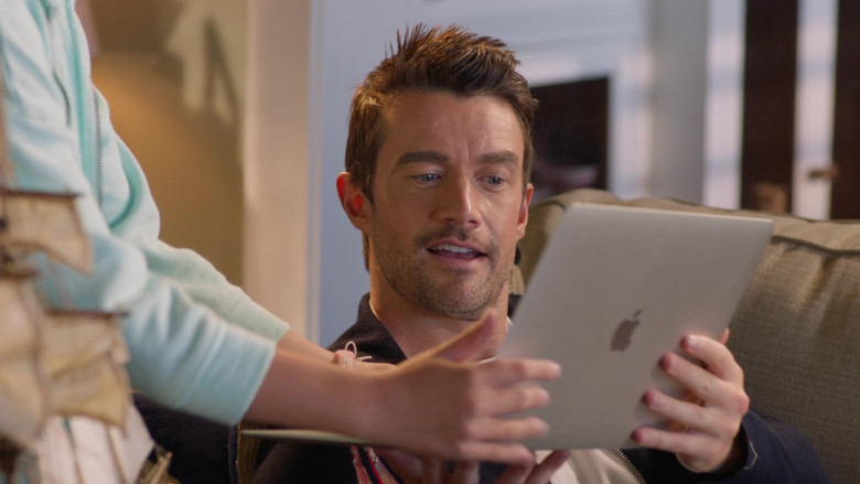 Apple MacBook Air Laptop in Chesapeake Shores S05E07 What’s New (1)