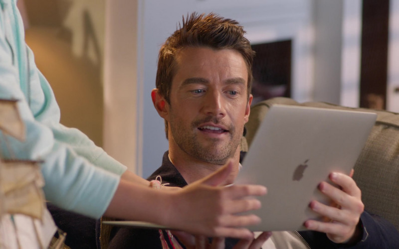 Apple MacBook Air Laptop in Chesapeake Shores S05E07 What’s New (1)