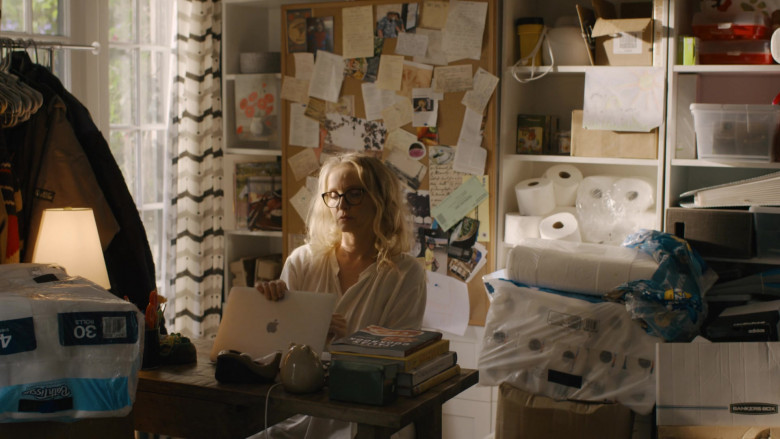 Apple MacBook Laptop Used by Julie Delpy in On the Verge S01E07 The Human Condition (1)